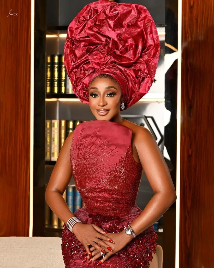 Owambe Vs Nigerian Weddings: A Cultural Fair 7 Ini Edo dressed to the teeth for an owambe and Nigerian wedding