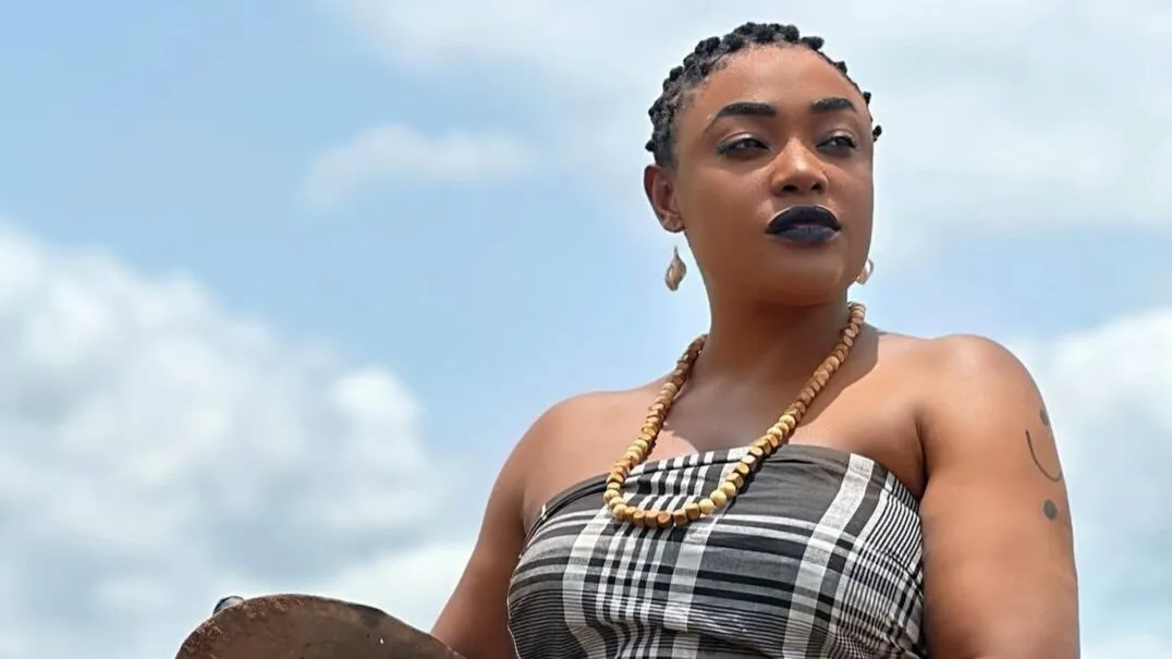 Lizzy Gold Addresses Marriage Pressure, Says Lizzy Gold on set